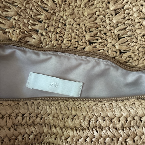 Woven straw bag with detachable strap - Picture 3 of 4